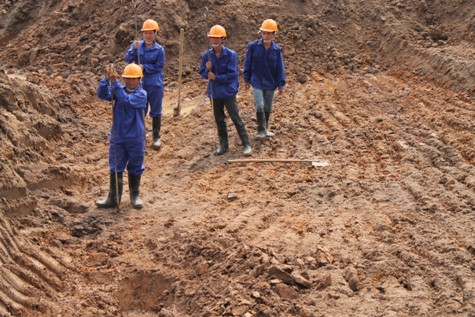 Dù đã cố gắng nhưng các công nhân vẫn chưa tìm ra mộ nhà ông Thịnh