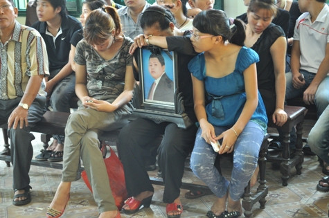 Mẹ anh Quyết ôm di ảnh con trai mình khóc lóc thảm thiết