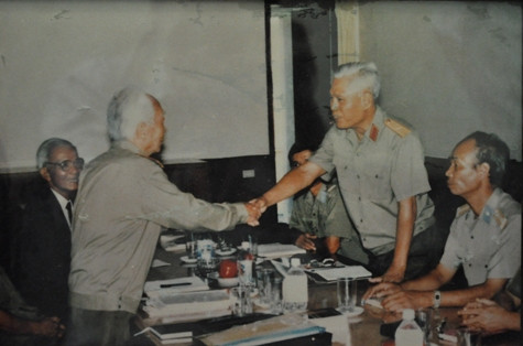 Đại tướng Võ Nguyên Giáp bắt tay Trung tướng Nguyễn Văn Ninh Đại tướng Võ Nguyên Giáp bắt tay Trung tướng Nguyễn Văn Ninh