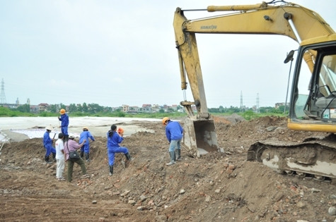 Nhà ông Thịnh và các công nhân vẫn miệt mài kiếm tìm (ảnh chụp chiều 24/8)