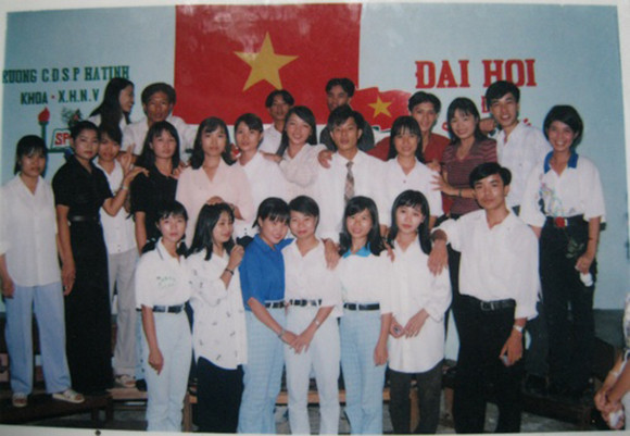 Sinh viên trường Cao đẳng Sư phạm Hà Tĩnh năm 1996 (ảnh: nguồn Báo Giáo dục và thời đại) 2.jpg