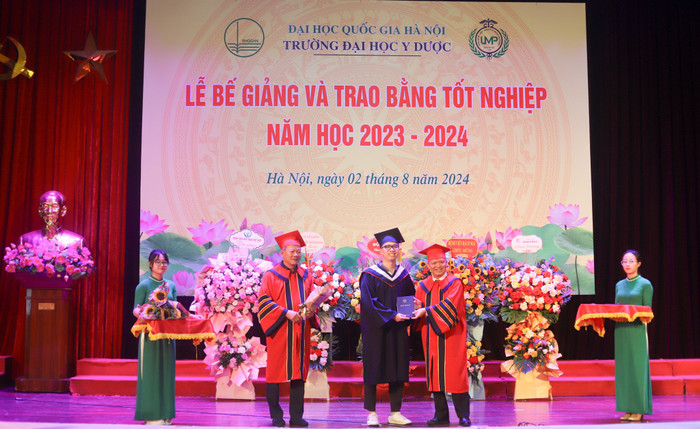 Ngày 2/8/2024, Trường Đại học Y Dược- Đại học Quốc gia Hà Nội tổ chức lễ bế giảng năm học 2023-2024 và trao bằng tốt nghiệp cho 376 tân bác sĩ, dược sĩ và cử nhân của 06 ngành đại học và 52 học viên của 04 chuyên ngành sau đại học (Thạc sĩ). f5c79eabc33666683f27.jpg