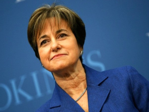 8. Patricia Woertz Công ty: ADM Giá trị công ty: 18,011 tỷ USD Năm 2006, Patricia Woertz được bổ nhiệm chức CEO và Chủ tịch Hội đồng quản trị của ADM, một công ty chuyên sản xuất, chế biến các thành phần thực phẩm, nguyên liệu thức ăn chăn nuôi và nhiên liệu sinh học. Ngoài ra, bà còn là thành viên của Hội đồng quản trị hãng Procter & Gamble, Hội đồng Thương mại Mỹ, và Hội đồng xuất khẩu của Tổng thống Mỹ.