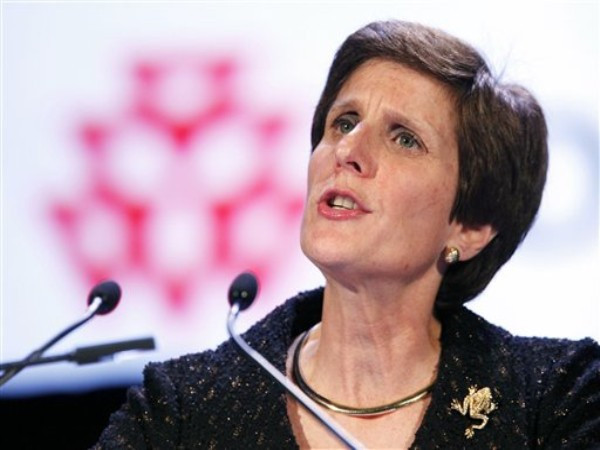 3. Irene Rosenfeld Công ty: Kraft Foods Giá trị công ty: 71,412 tỷ USD Sau ba thập kỷ nghiên cứu người tiêu dùng tại các công ty Kraft, General Foods và Frito-Lay, Irene Rosenfeld đã quyết định gia nhập Kraft vào năm 2006 với vai trò là một CEO kiêm Chủ tịch Hội đồng quản trị của công ty. Kraft Foods là một trong những công ty đa quốc gia lớn nhất thế giới về thực phẩm và nước giải khát, với các nhãn hiệu như Cadbury, Nabisco và Oscar Mayer. Trong tháng 10/2012, tập đoàn sẽ chia thành hai nhánh, Irene Rosenfeld sẽ giữ vai trò lãnh đạo một nhánh có tên là Mondelez, chuyên kinh doanh đồ ăn nhẹ. Ngoài ra, cô cũng là một thành viên trong Ban Giám đốc của Hiệp hội các nhà sản xuất.