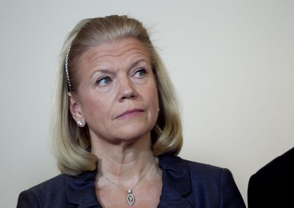 1. Virginia "Ginni" Rometty Công ty: IBM Giá trị công ty: 236,226 tỷ USD Ginni Rometty đã nắm vai trò Giám đốc điều hành của International Business Machines trong tháng Giêng năm nay. Cô gia nhập công ty vào năm 1981, hiện đang giữ vai trò lãnh đạo công ty công nghệ đa quốc gia và tư vấn khổng lồ, với hơn 430.000 nhân viên. Cô cũng là một thành viên của Hội đồng Quan hệ Đối ngoại, thành viên Ban quản trị của trường Đại học Northwestern và là thành viên Ban Giám đốc của Trung tâm Ung thư Memorial Sloan-Kettering.