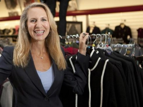 6. Carol Meyrowitz Công ty: TJX Companies Giá trị công ty: 33,309 tỷ USD Carol Meyrowitz tham gia TJX vào năm 1983 và trở thành CEO của công ty này vào năm 2005. Bà cũng trở thành thành viên Hội đồng quản trị một năm sau đó. TJX hoạt động với hơn 2.900 cửa hàng bán lẻ giá rẻ, bao gồm các thương hiệu TJ Maxx, Marshalls, Home Goods.