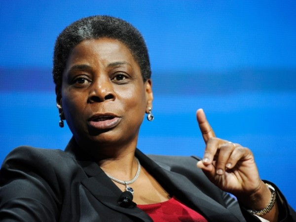 10. Ursula Burns Công ty: Xerox Giá trị công ty: 9,915 tỷ USD Năm 2009, Ursula Burns đã trở thành người phụ nữ Mỹ gốc Phi đầu tiên là Giám đốc điều hành của một công ty trong danh sách Fortune 500. Ursula Burns tham gia Xerox từ năm 1980 với tư cách là một thực tập viên trong ngành cơ khí. Công ty của bà sử dụng hơn 140.000 nhân viên và có khách hàng tại hơn 160 quốc gia. Trong năm 2010, Tổng thống Barack Obama đã bổ nhiệm Burns vào chức Phó Chủ tịch Hội đồng xuất khẩu của Tổng thống.