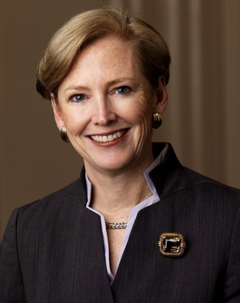 4. Ellen Kullman Công ty: DuPont Giá trị công ty: 47,607 tỷ USD Cô gia nhập DuPont vào năm 1988 như là một người quản lý tiếp thị. Sau thời gian ba tháng là chủ tịch công ty con của DuPont, Ellen Kullman đã trở thành Giám đốc điều hành của công ty vào ngày đầu tiên của năm 2009 và sau đó giữ chức Chủ tịch Hội đồng quản trị vào ngày cuối cùng của năm đó. Ngoài vai trò CEO của một công ty hóa chất, Kullman còn tham gia vào Ban Giám đốc điều hành Diễn đàn Mỹ-Ấn và là thành viên của Hội đồng kinh doanh Mỹ.