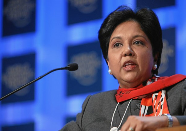 2. Indra Nooyi Công ty: Pepsico Giá trị công ty: 110,138 tỷ USD Indra Nooyi trở thành Chủ tịch và Giám đốc điều hành của Pepsico từ năm 2006 đến nay. Công ty đa quốc gia này có một danh mục đầu tư với 22 thương hiệu, tạo ra hơn 1 tỷ USD doanh thu hàng năm, bao gồm cả Pepsi, Frito-Lay, Gatorade, Quaker và Tropicana.
