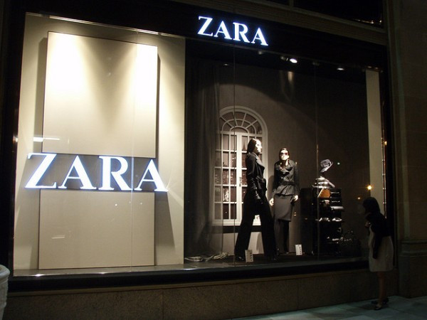 10. Zara Giá trị thương hiệu: 9,5 tỷ USD Tăng 18% so với năm ngoái Zara mở rộng trang web thương mại điện tử và cho phép mọi người có thể mua sắm trực tuyến ngay cả ở những gian hàng khác nhau trên toàn thế giới. Zara cũng đã mở một số cửa hàng mới ở châu Á. 10. Zara Giá trị thương hiệu: 9,5 tỷ USD Tăng 18% so với năm ngoái Zara mở rộng trang web thương mại điện tử và cho phép mọi người có thể mua sắm trực tuyến ngay cả ở những gian hàng khác nhau trên toàn thế giới. Zara cũng đã mở một số cửa hàng mới ở châu Á.