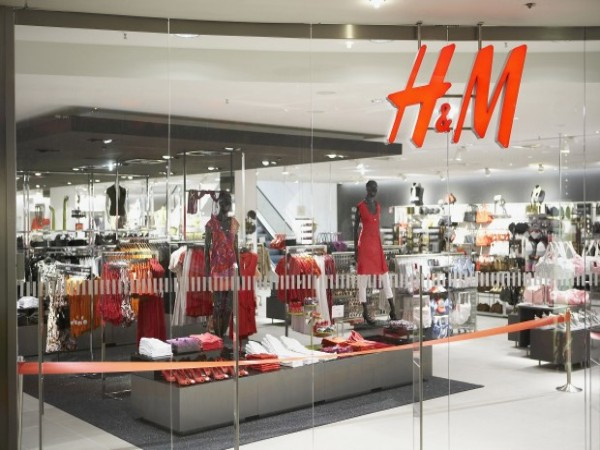 6. H&M Giá trị thương hiệu: 16,6 tỷ USD Tăng 1% so với năm ngoái Hãng H&M đang mở rộng các dịch vụ thương mại điện tử của mình và có sự tăng trưởng ở châu Á, châu Mỹ và châu Âu. Hãng cũng là mở rộng thêm các cửa hàng bán lẻ sang khu vực Nam Mỹ. 6. H&M Giá trị thương hiệu: 16,6 tỷ USD Tăng 1% so với năm ngoái Hãng H&M đang mở rộng các dịch vụ thương mại điện tử của mình và có sự tăng trưởng ở châu Á, châu Mỹ và châu Âu. Hãng cũng là mở rộng thêm các cửa hàng bán lẻ sang khu vực Nam Mỹ.