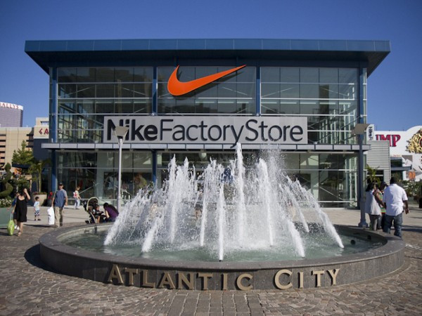 7. Nike Giá trị thương hiệu: 15,1 tỷ USD Tăng 4% so với năm ngoái Thị trường của Nike lớn nhất là ở Mỹ, đứng đầu về doanh thu bán đồ thể thao trong năm nay. Thương hiệu Nike cũng được rất nhiều vận động viên Olympic ưa chuộng. 7. Nike Giá trị thương hiệu: 15,1 tỷ USD Tăng 4% so với năm ngoái Thị trường của Nike lớn nhất là ở Mỹ, đứng đầu về doanh thu bán đồ thể thao trong năm nay. Thương hiệu Nike cũng được rất nhiều vận động viên Olympic ưa chuộng.