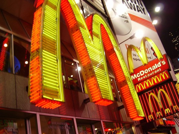 2. McDonald’s Giá trị thương hiệu: 40,0 tỷ USD Tăng 13% so với năm ngoái McDonald’s đã thu hút nhiều khách hàng hơn với các món ăn trong menu mới như cháo bột yến mạch hay nước chanh dâu… Chính việc mở rộng menu đã làm tăng thêm giá trị của thương hiệu này. 2. McDonald’s Giá trị thương hiệu: 40,0 tỷ USD Tăng 13% so với năm ngoái McDonald’s đã thu hút nhiều khách hàng hơn với các món ăn trong menu mới như cháo bột yến mạch hay nước chanh dâu… Chính việc mở rộng menu đã làm tăng thêm giá trị của thương hiệu này.