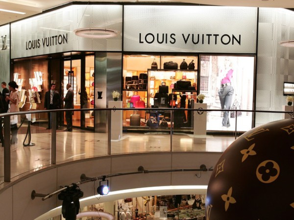 4. Louis Vuitton Giá trị thương hiệu: 23,6 tỷ USD Tăng 2% so với năm ngoái Ngoài đà tiếp tục đầu tư cho các cửa hàng ở Mỹ, châu Âu và châu Á, Louis Vuitton đã bắt đầu phát triển mạnh mẽ ở Trung Đông. 4. Louis Vuitton Giá trị thương hiệu: 23,6 tỷ USD Tăng 2% so với năm ngoái Ngoài đà tiếp tục đầu tư cho các cửa hàng ở Mỹ, châu Âu và châu Á, Louis Vuitton đã bắt đầu phát triển mạnh mẽ ở Trung Đông.