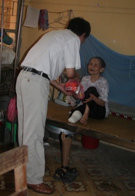 Niềm vui ít ỏi trong đời những người bênh nhân phong tại Khoa điều trị nội trú - Trung tâm da liễu Hà Đông - Hà Nội Niềm vui ít ỏi trong đời những người bênh nhân phong tại Khoa điều trị nội trú - Trung tâm da liễu Hà Đông - Hà Nội