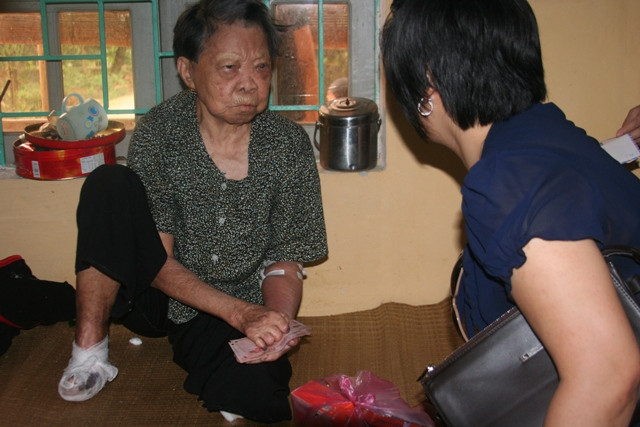 Không chỉ quà, nhiều người còn ủng hộ cụ Bớt bằng tiền mặt Không chỉ quà, nhiều người còn ủng hộ cụ Bớt bằng tiền mặt