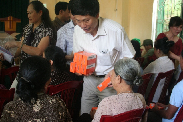 Những hộp thuốc bổ xung thêm đạm được phát đền tận tay bênh nhân phong Những hộp thuốc bổ xung thêm đạm được phát đền tận tay bênh nhân phong