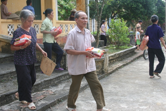 Mọi người phấn khởi nhận quà Mọi người phấn khởi nhận quà