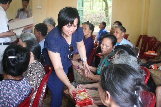 Bánh ngọt, sữa là hai mòn quà chủ đạo được các nhà hảo tâm mang đến tặng cho bênh nhân phong tại đây Bánh ngọt, sữa là hai mòn quà chủ đạo được các nhà hảo tâm mang đến tặng cho bênh nhân phong tại đây