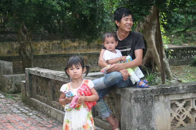 Niềm vui 2 cha con bị bệnh phong trong trung tâm khi nhận những món quà từ nhà từ thiện Niềm vui 2 cha con bị bệnh phong trong trung tâm khi nhận những món quà từ nhà từ thiện