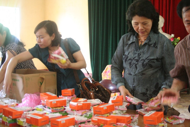Các nhà hảo tâm đang sắp từng phần quà chuẩn bị phát cho bênh nhân phong Các nhà hảo tâm đang sắp từng phần quà chuẩn bị phát cho bênh nhân phong