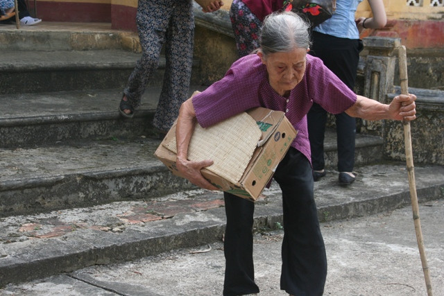 Cụ bà nhận được phần quà Cụ bà nhận được phần quà