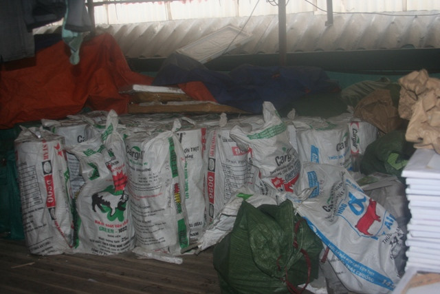 Những bao tải vật liệu làm kem chất đầy trong xưởng Những bao tải vật liệu làm kem chất đầy trong xưởng