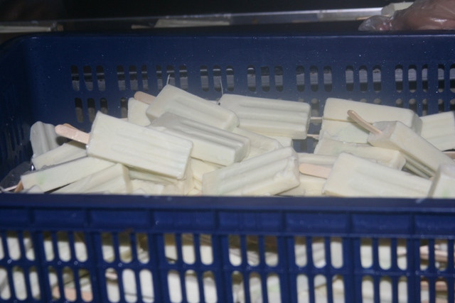 Sau đó kem được tập trung trong những giỏ nhựa... Sau đó kem được tập trung trong những giỏ nhựa...