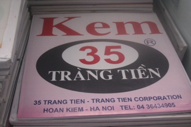 Những pa-no quảng cáo thương hiệu kem Tràng Tiền 35 được xếp đầy trong nhà xưởng Những pa-no quảng cáo thương hiệu kem Tràng Tiền 35 được xếp đầy trong nhà xưởng