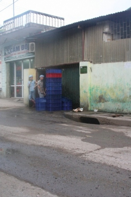 Điểm sản xuất kem cốm Tràng Tiền 35 (Số 1 phố Thanh Đàm, Hoàng Mai - Hà Nội). Ông Hoàng Việt Long cho biết đây là nơi sản xuất ra cây kem mà khách hàng Lê Thị Hoài Nam phản ánh. có ruồi chết bên trong. Điểm sản xuất kem cốm Tràng Tiền 35 (Số 1 phố Thanh Đàm, Hoàng Mai - Hà Nội). Ông Hoàng Việt Long cho biết đây là nơi sản xuất ra cây kem mà khách hàng Lê Thị Hoài Nam phản ánh. có ruồi chết bên trong.