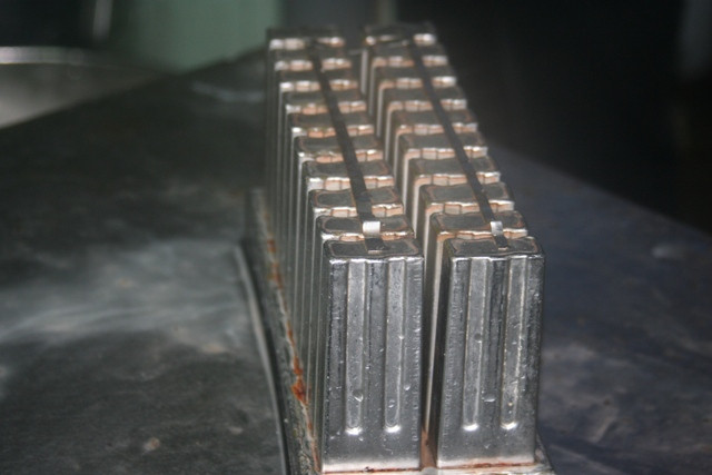 Khuôn kem được đánh rửa sau khi hoàn thành quy trình làm kem. Khuôn kem được đánh rửa sau khi hoàn thành quy trình làm kem.