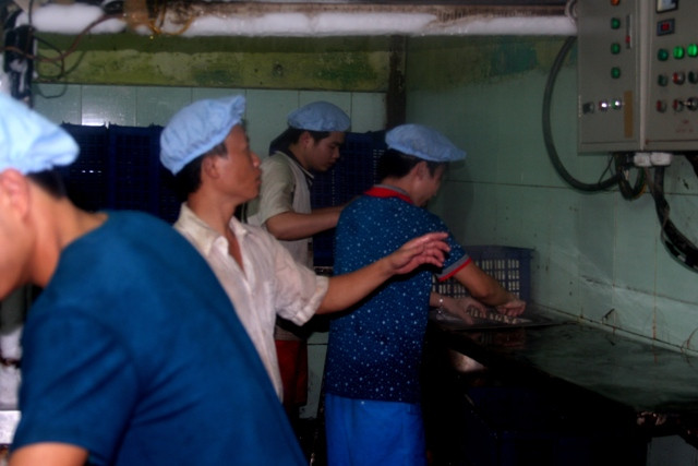 Tuy nhiên, ở công đoạn này lại có nhiều công nhân không mang găng tay, không mặc quần áo đồng phục tự lấy những chiếc kem từ khuôn xếp vào giỏ nhựa trước khi đóng gói Tuy nhiên, ở công đoạn này lại có nhiều công nhân không mang găng tay, không mặc quần áo đồng phục tự lấy những chiếc kem từ khuôn xếp vào giỏ nhựa trước khi đóng gói