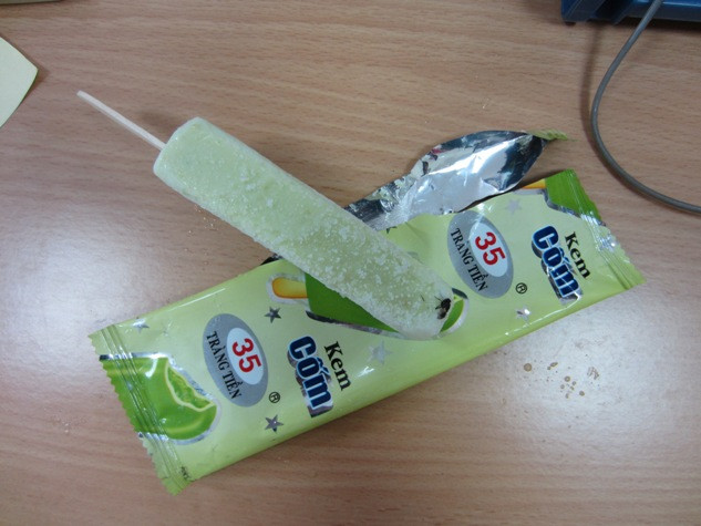 Que kem cốm có ruồi được bà Lê Thị Hoài Nam chụp lại ngay khi phát hiện. Que kem cốm có ruồi được bà Lê Thị Hoài Nam chụp lại ngay khi phát hiện.