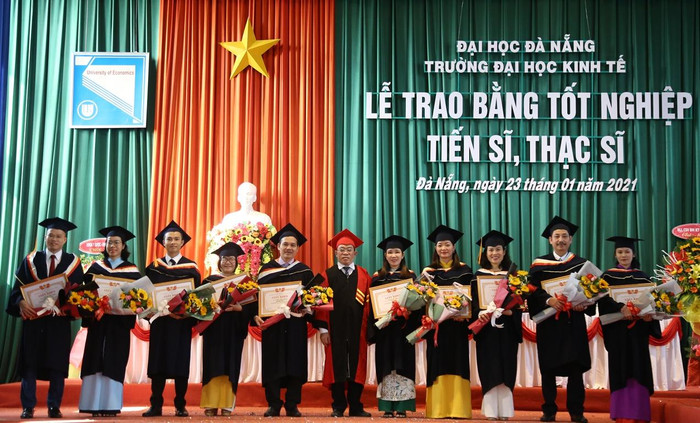 Trường Đại học Kinh tế khen thưởng 10 học viên cao học có thành tích xuất sắc trong học tập, nghiên cứu. Ảnh: AN