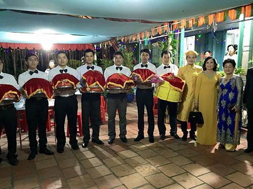 Chú rể Tuấn Khải đã chuẩn bị sẵn sàng để lên xe chuẩn bị đón dâu.