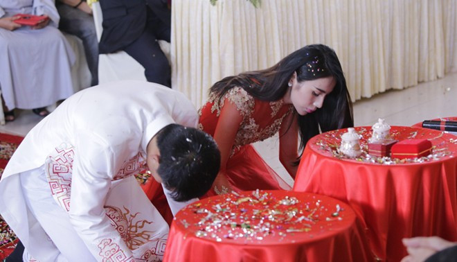 Cả hai cùng làm lễ trước sự chứng kiến của gia đình hai bên.