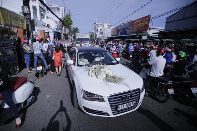 Cận cảnh chiếc siêu xe đưa cặp đôi này lên chùa làm lễ.