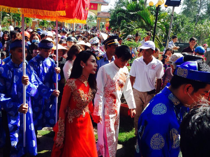 Rất đông người dân chờ đón Thủy Tiên và Công Vinh tại khu vực chùa Vĩnh Phước..