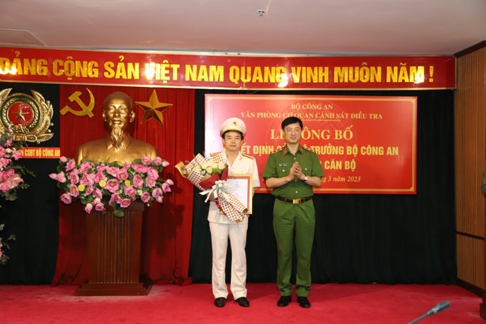 Thứ trưởng Nguyễn Duy Ngọc trao Quyết định của Bộ trưởng Bộ Công an về việc điều động Đại tá Trần Văn Toản, Giám đốc Công an tỉnh Bình Thuận đến nhận công tác và giữ chức vụ Phó Chánh văn phòng Cơ quan Cảnh sát điều tra Bộ Công an. Thứ trưởng Nguyễn Duy Ngọc trao Quyết định của Bộ trưởng Bộ Công an về việc điều động Đại tá Trần Văn Toản, Giám đốc Công an tỉnh Bình Thuận đến nhận công tác và giữ chức vụ Phó Chánh văn phòng Cơ quan Cảnh sát điều tra Bộ Công an.