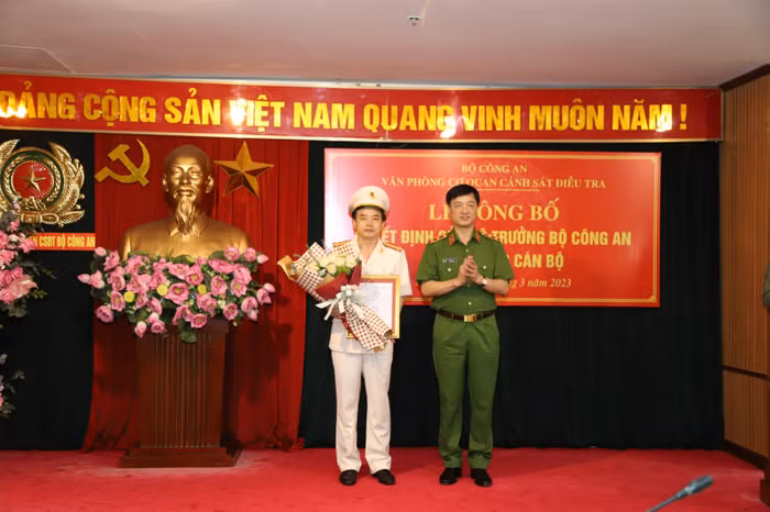 Thứ trưởng Nguyễn Duy Ngọc trao Quyết định của Bộ trưởng Bộ Công an về việc điều động Đại tá Trần Văn Toản, Giám đốc Công an tỉnh Bình Thuận đến nhận công tác và giữ chức vụ Phó Chánh văn phòng Cơ quan Cảnh sát điều tra Bộ Công an.
