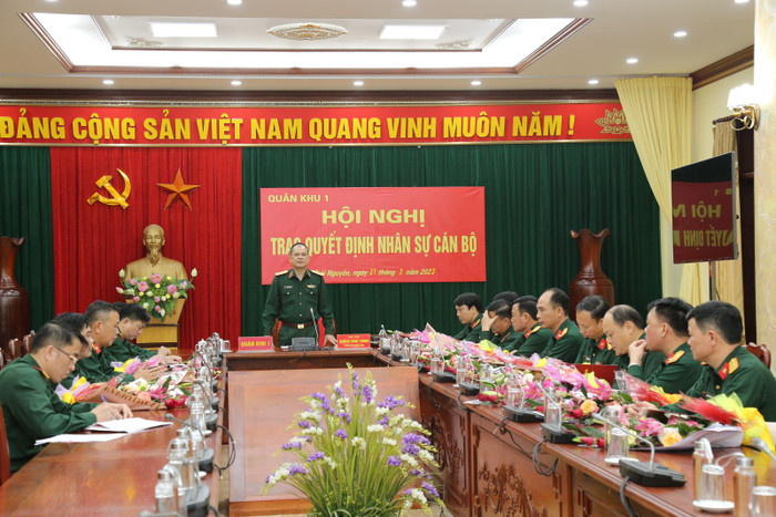 Trung tướng Dương Đình Thông, Bí thư Đảng ủy, Chính ủy Quân khu 1 phát biểu tại hội nghị. Trung tướng Dương Đình Thông, Bí thư Đảng ủy, Chính ủy Quân khu 1 phát biểu tại hội nghị.