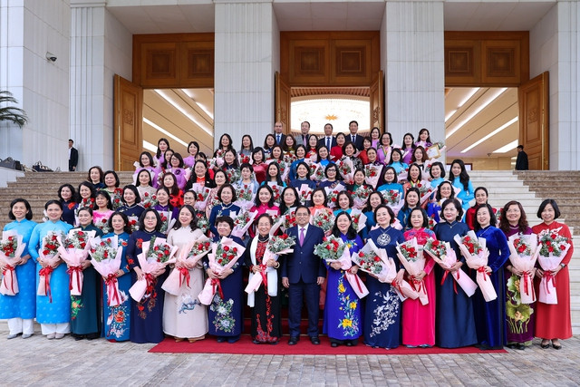 Thủ tướng Phạm Minh Chính cùng các đại biểu dự cuộc gặp mặt. Ảnh VGP/Nhật Bắc Thủ tướng Phạm Minh Chính cùng các đại biểu dự cuộc gặp mặt. Ảnh VGP/Nhật Bắc