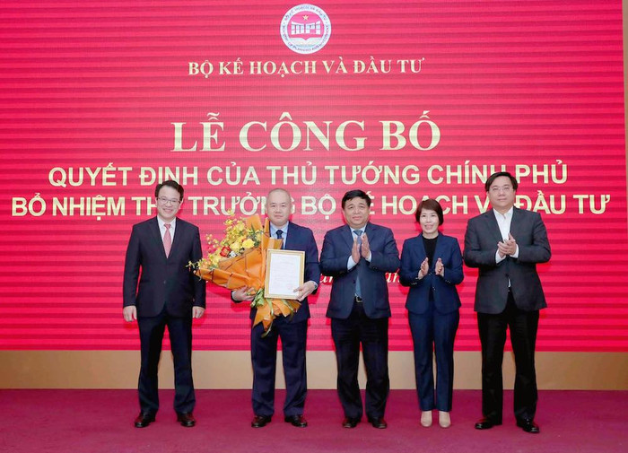 Lãnh đạo Bộ Kế hoạch và Đầu tư chúc mừng tân Thứ trưởng Đỗ Thành Trung. Lãnh đạo Bộ Kế hoạch và Đầu tư chúc mừng tân Thứ trưởng Đỗ Thành Trung.