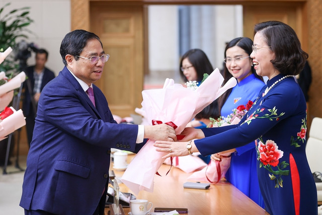 Thủ tướng Phạm Minh Chính chúc mừng các đại biểu nhân ngày 8/3. Ảnh VGP/Nhật Bắc Thủ tướng Phạm Minh Chính chúc mừng các đại biểu nhân ngày 8/3. Ảnh VGP/Nhật Bắc