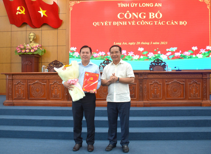 Bí thư Tỉnh uỷ, Chủ tịch Hội đồng nhân dân tỉnh Long An - Nguyễn Văn Được trao Quyết định của Ban Bí thư Trung ương Đảng chuẩn y đồng chí Nguyễn Ngọc Vệ giữ chức Uỷ viên Uỷ ban Kiểm tra Tỉnh uỷ Long An, nhiệm kỳ 2020-2025. Bí thư Tỉnh uỷ, Chủ tịch Hội đồng nhân dân tỉnh Long An - Nguyễn Văn Được trao Quyết định của Ban Bí thư Trung ương Đảng chuẩn y đồng chí Nguyễn Ngọc Vệ giữ chức Uỷ viên Uỷ ban Kiểm tra Tỉnh uỷ Long An, nhiệm kỳ 2020-2025.