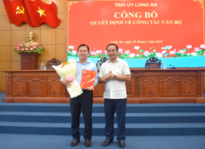 Bí thư Tỉnh uỷ, Chủ tịch Hội đồng nhân dân tỉnh Long An - Nguyễn Văn Được trao Quyết định của Ban Bí thư Trung ương Đảng chuẩn y đồng chí Nguyễn Ngọc Vệ giữ chức Uỷ viên Uỷ ban Kiểm tra Tỉnh uỷ Long An, nhiệm kỳ 2020-2025.