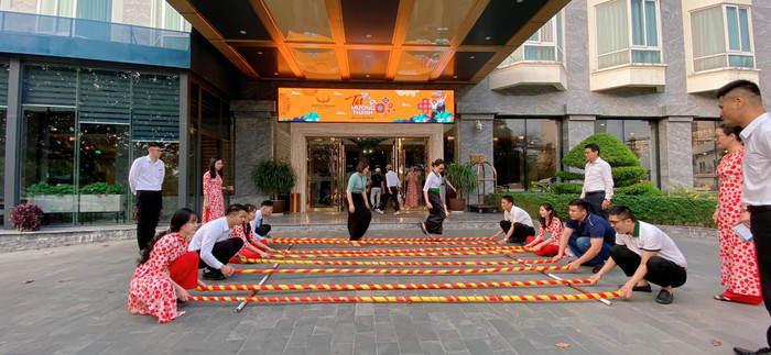 Cán bộ nhân viên và du khách tham gia nhảy sạp trước sảnh Khách sạn Cán bộ nhân viên và du khách tham gia nhảy sạp trước sảnh Khách sạn