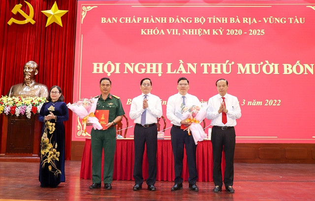 Lãnh đạo tỉnh Bà Rịa - Vũng Tàu chúc mừng Đại tá Lê Xuân Bình và đồng chí Hoàng Nguyên Dinh. Lãnh đạo tỉnh Bà Rịa - Vũng Tàu chúc mừng Đại tá Lê Xuân Bình và đồng chí Hoàng Nguyên Dinh.