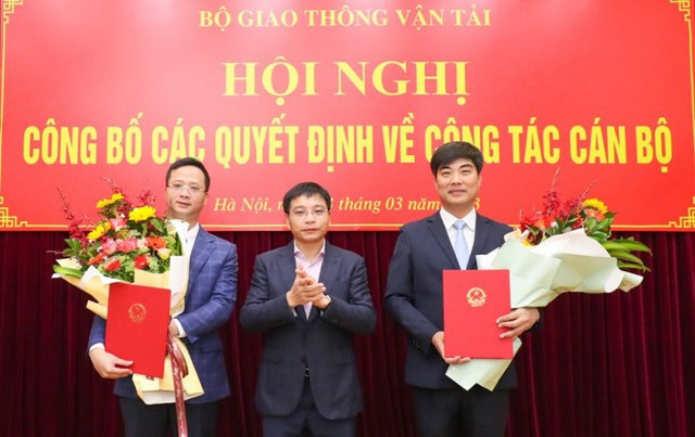 Bộ trưởng Bộ Giao thông vận tải Nguyễn Văn Thắng trao quyết định và chúc mừng ông Nguyễn Trí Đức, Uông Việt Dũng. Bộ trưởng Bộ Giao thông vận tải Nguyễn Văn Thắng trao quyết định và chúc mừng ông Nguyễn Trí Đức, Uông Việt Dũng.