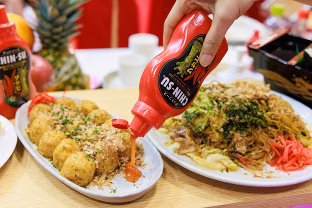 Sự kết hợp của 2 kiểu cay trứ danh giúp tương ớt Chin-su Wasabi làm bùng vị mọi món ăn. Sự kết hợp của 2 kiểu cay trứ danh giúp tương ớt Chin-su Wasabi làm bùng vị mọi món ăn.